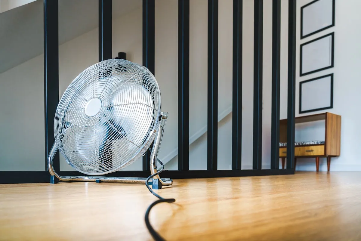 Moderne luftkjøler i stue for behagelig inneklima om sommeren
